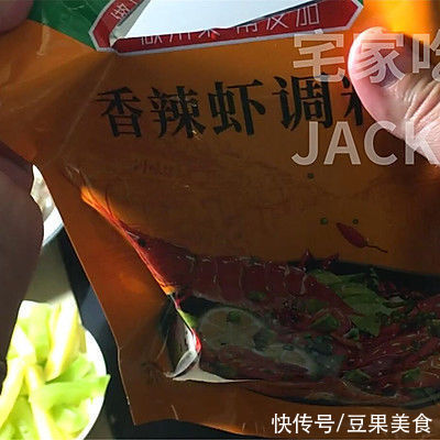 干锅香辣虾，做法简单，虾肉鲜甜，酱汁香辣，唆着手指越吃越香