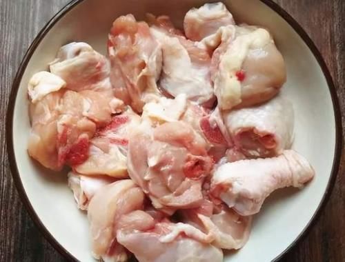 炖鸡肉时,牢记“1泡2过油”,鸡肉鲜香入味越嚼越香,还无腥味