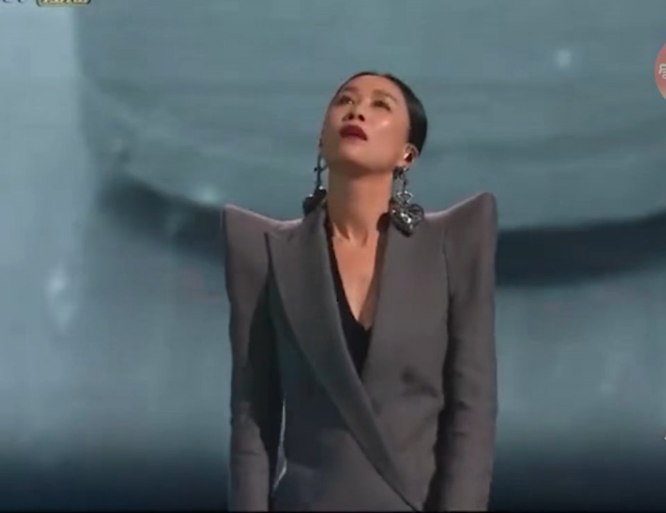 《浪姐2》成团夜开场太尴尬！姐姐全假唱，龚俊成工具人