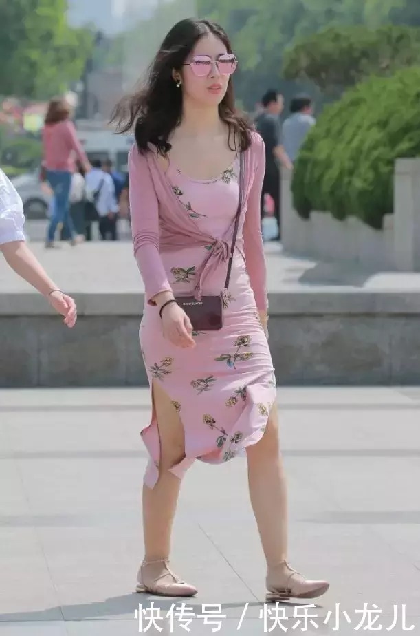 长裙|时尚穿搭粉色印花长裙,人群中的你很亮眼