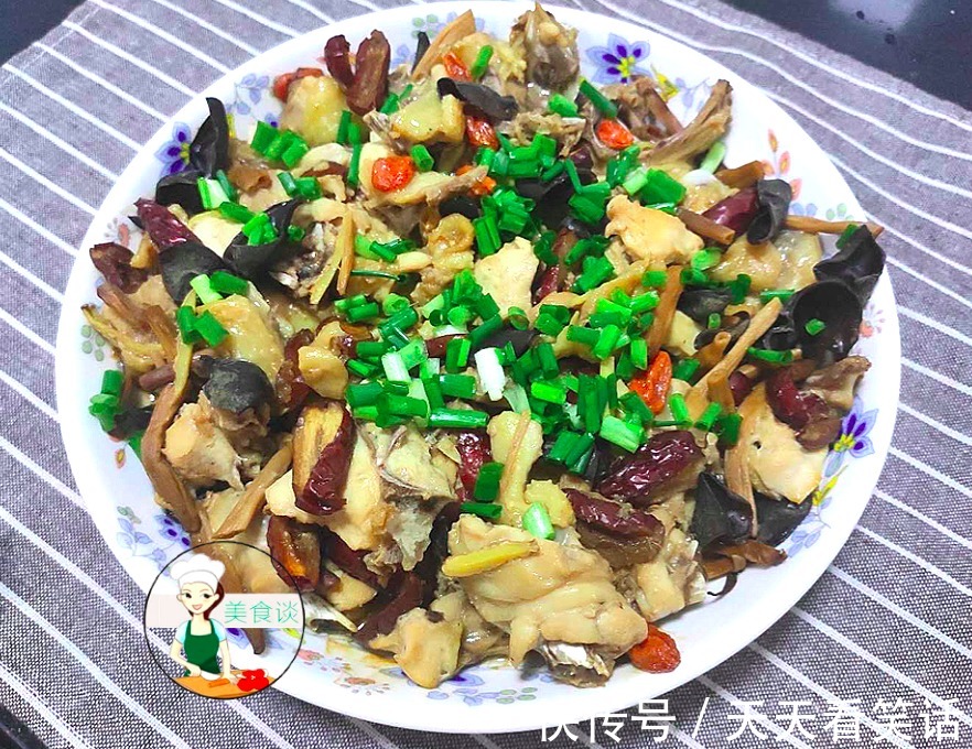 木耳跟此菜是绝配,蒸一蒸就好,营养好吃不上火,常吃提高免疫力