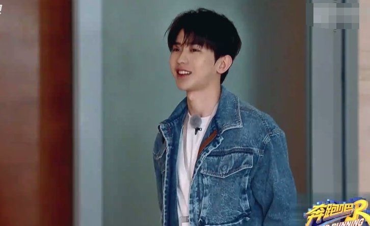 蔡徐坤出場李晨夸他瘦了，沙溢夸他帥了，但baby的贊揚(yáng)他最愛聽