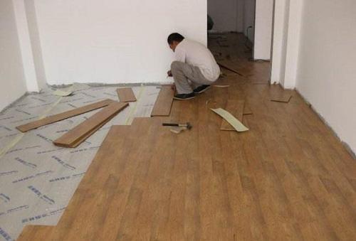 实用|头一次见有人这样铺木地板,实在是太实用了,不得不感叹超机智的