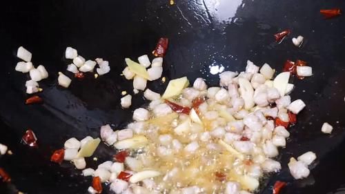 脆爽|包菜炒粉条，记住不要直接炒，技巧告诉你，粉条香滑不粘锅