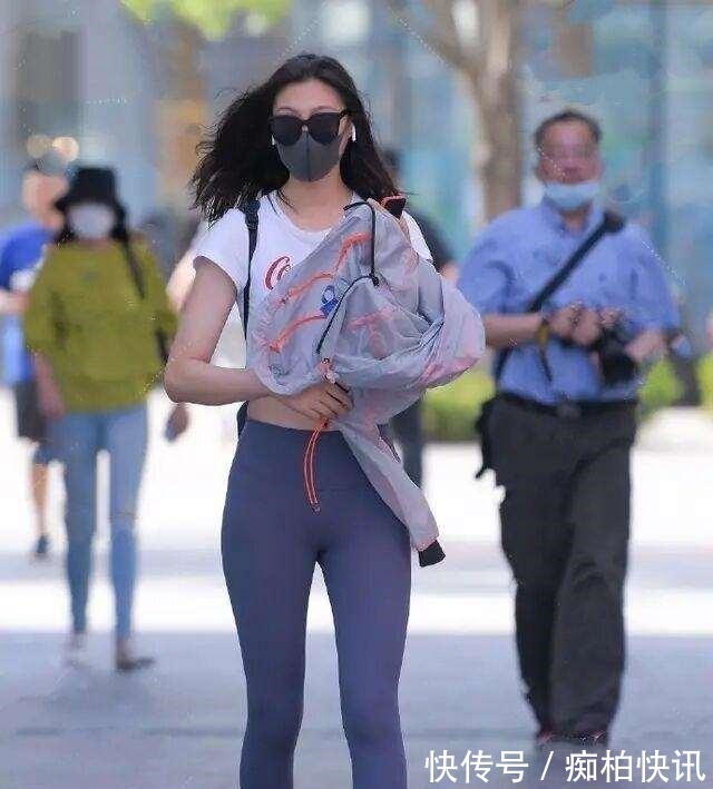 我们来了 丰润紧致的打底裤美女,利落又不乏活力感,衬托精致!