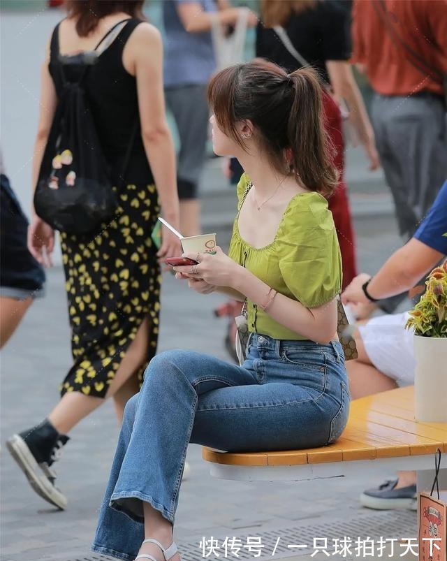时尚|“婴儿肥”的牛仔裤美女，造型风格走在时尚前沿，展现气质