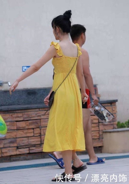 自然|橘黄色连连衣裙搭配黑色拖鞋,随意自然,仙气四溢