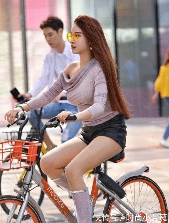 过膝靴|贵妇穿“面纱”做的过膝靴,一路都在踮着脚走路,是地板太烫脚?