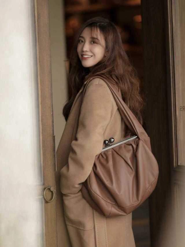 知性 秋冬大衣穿搭指南,搭配毛衣和牛仔裤,小个子女生也能穿出高级感