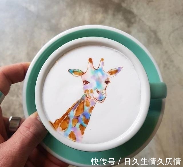  男子|韩国男子将咖啡做成了美图，顾客看的多喝的少