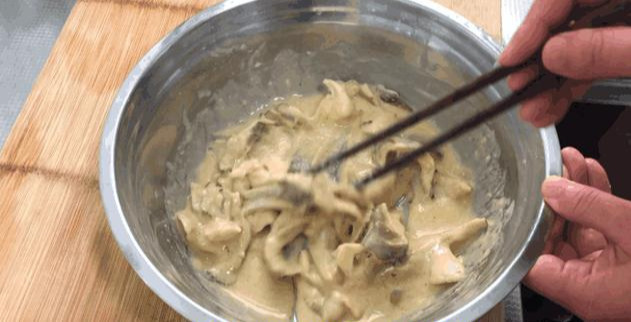 炸蘑菇,需不需要焯水?很多人错了,这样简单一做,比肉还香