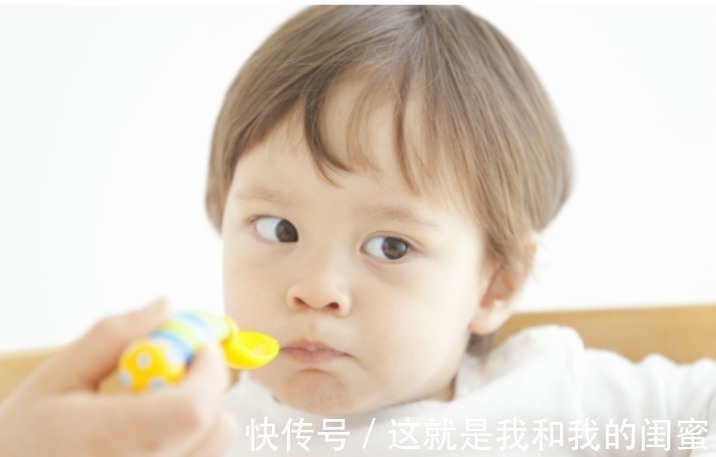 弊端|宝宝六个月大就要告别奶瓶,再使用弊端多多,家长应该注意了