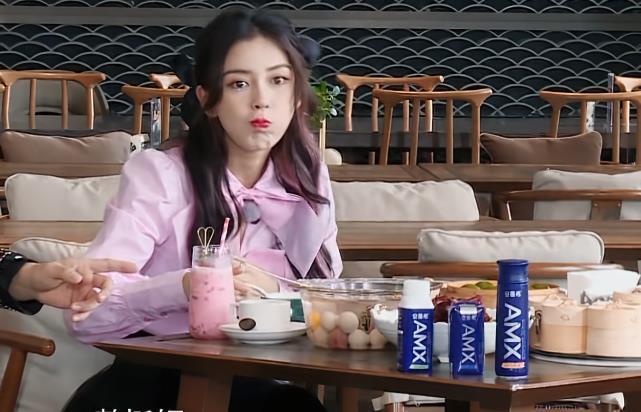 肚子|baby吃了三碗小餛飩, 當(dāng)她站起來看到肚子, 網(wǎng)友: 是我的眼花了?