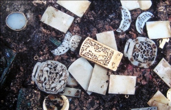 荒野|文物被丢弃荒野,康熙睡觉都抱着的宝物“九龙杯”,如今身在何处?