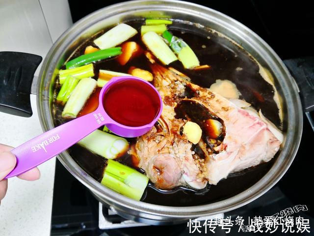 耳朵眼|一百多买个大猪头,卤好了全家都爱吃,肉香皮弹卷饼吃一点也不腻