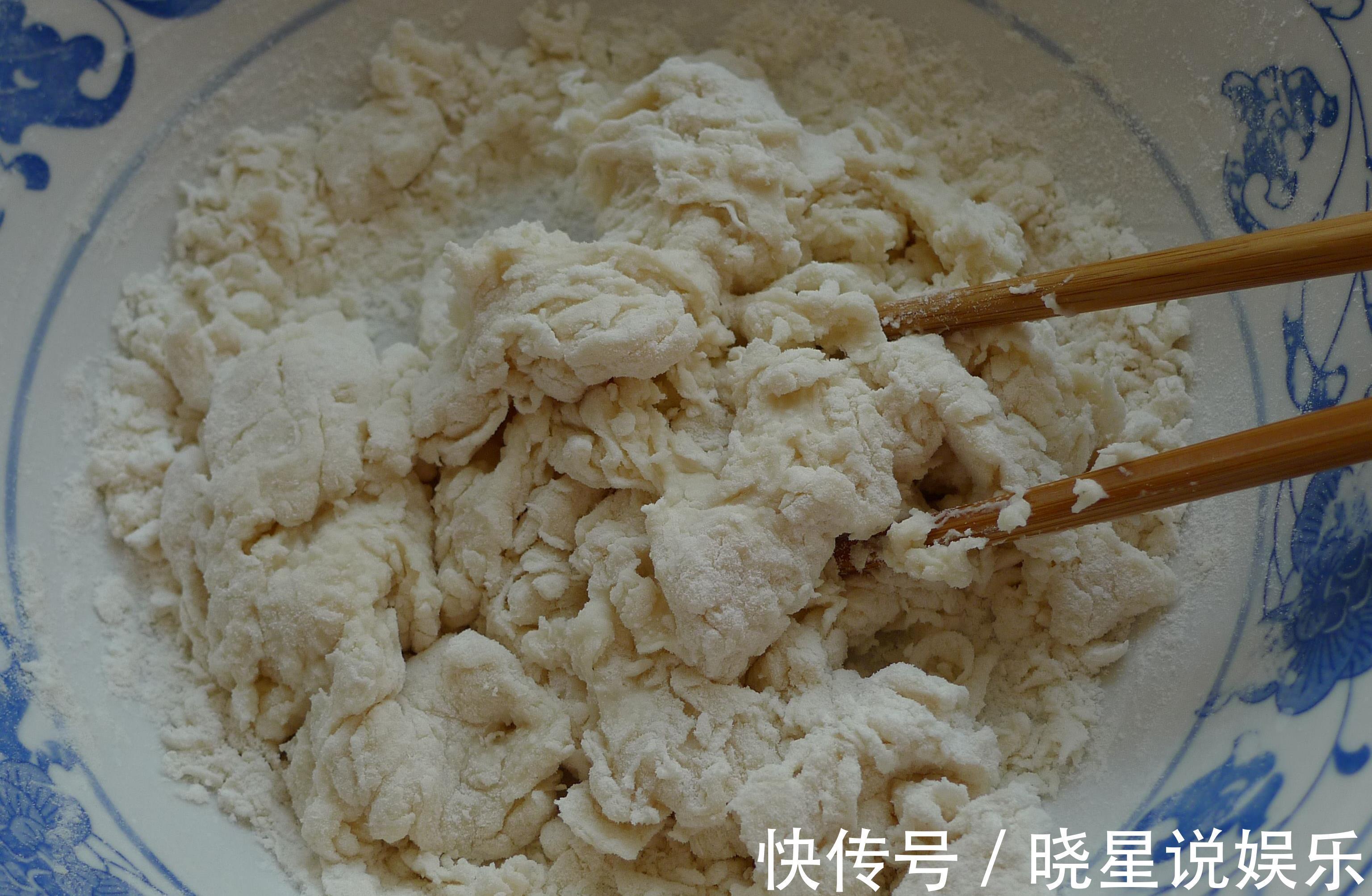 做烙饼时，别再用凉水和开水了，换成它，又软又香还出层，不发硬