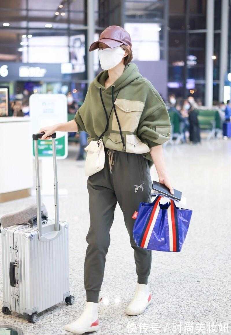 运动裤 马伊琍穿搭越来越年轻,连帽卫衣塞进裤子里,显高显瘦又洋气