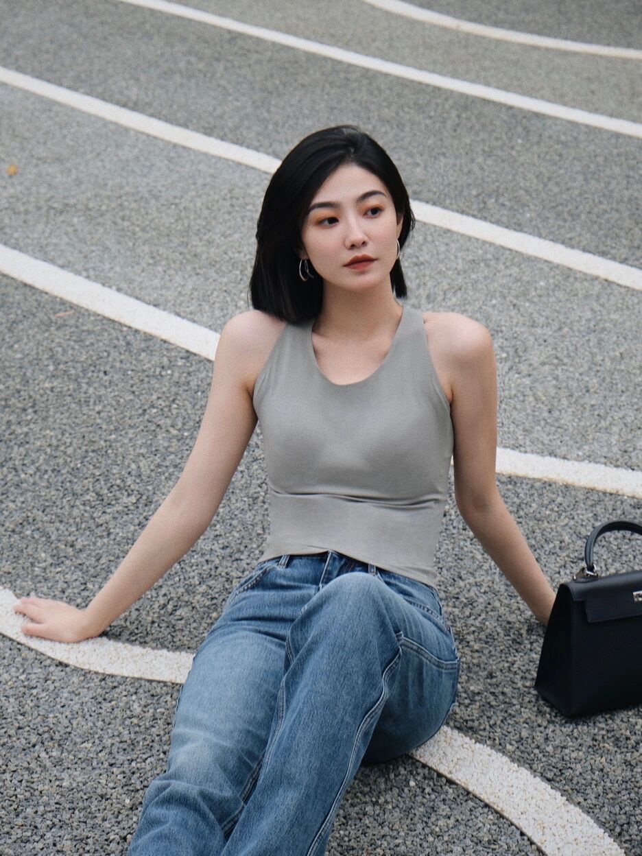 搭配 秋天,牛仔裤怎么穿才高级?和针织衫或背心搭配减龄洋气,超好看