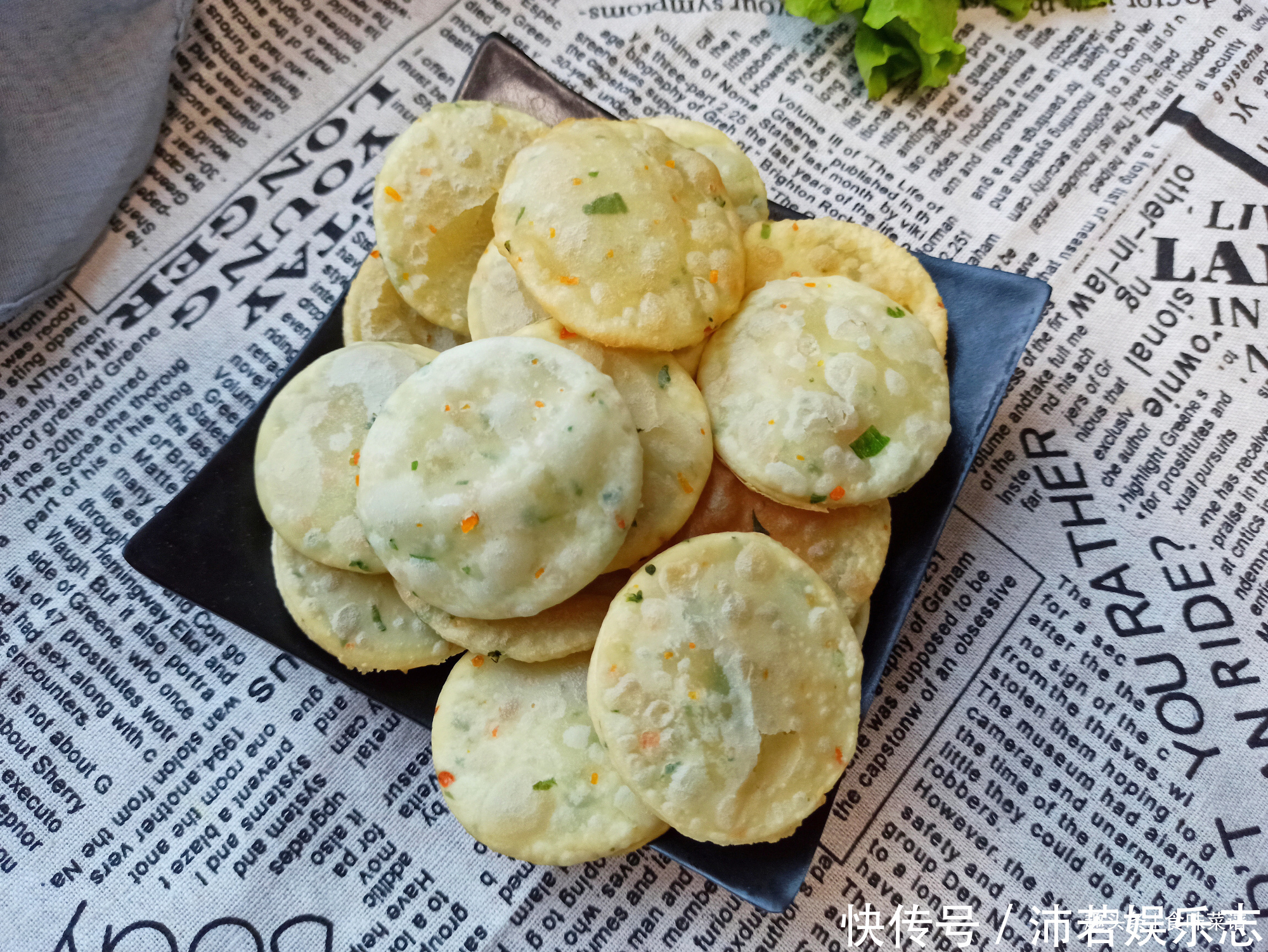 开水|面粉新吃法,无需发面,开水一烫就搞定,个个鼓大泡,比油条还香