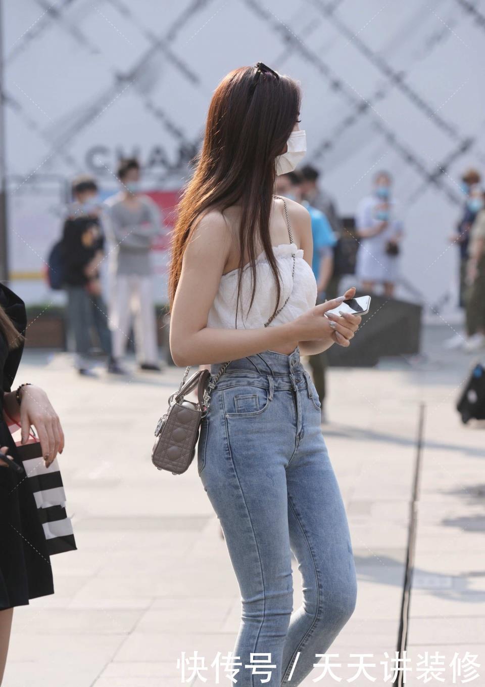 女人|见过大场面的女人,打底裤从不配短裙,这样搭减龄又时髦