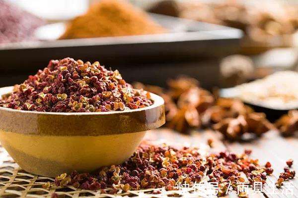 白发|泡脚水里加此物,白发黑了,失眠好了,还能延缓衰老,了解一下