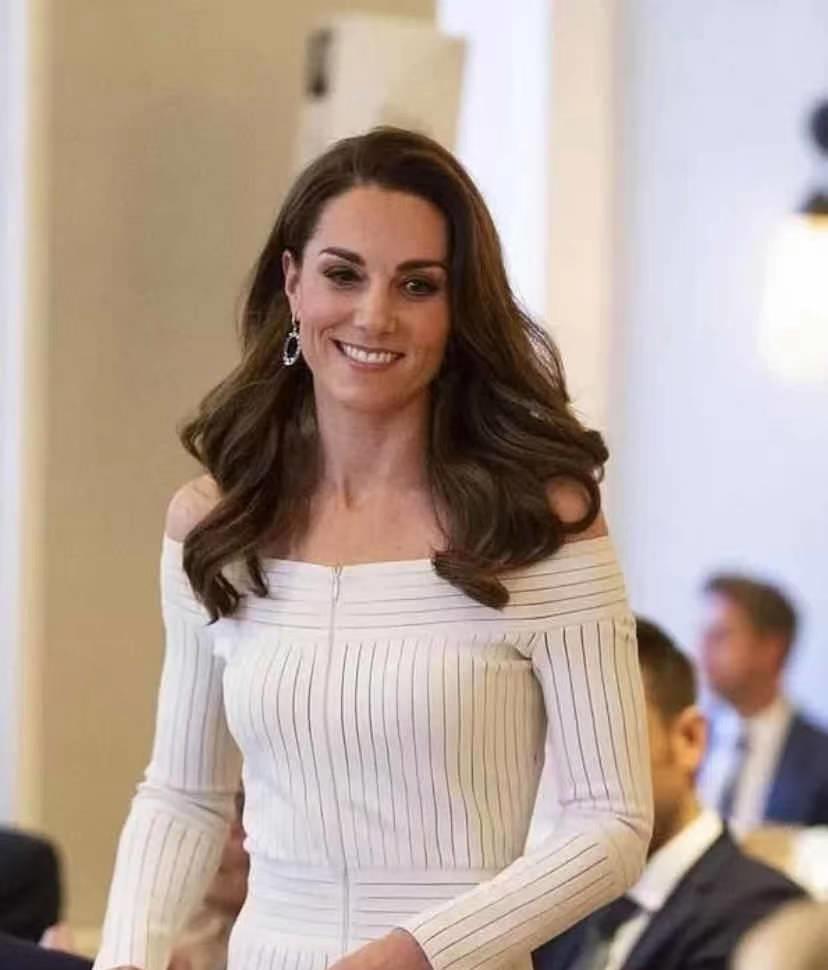 白色|最近流行白色系穿搭，瞧凯特王妃怎样穿出高级感，谁穿谁好看