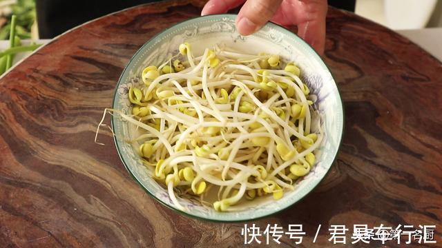配菜|水煮鱼怎样做更好吃?大厨详细讲解鱼片腌制技巧,鱼肉滑嫩无腥味