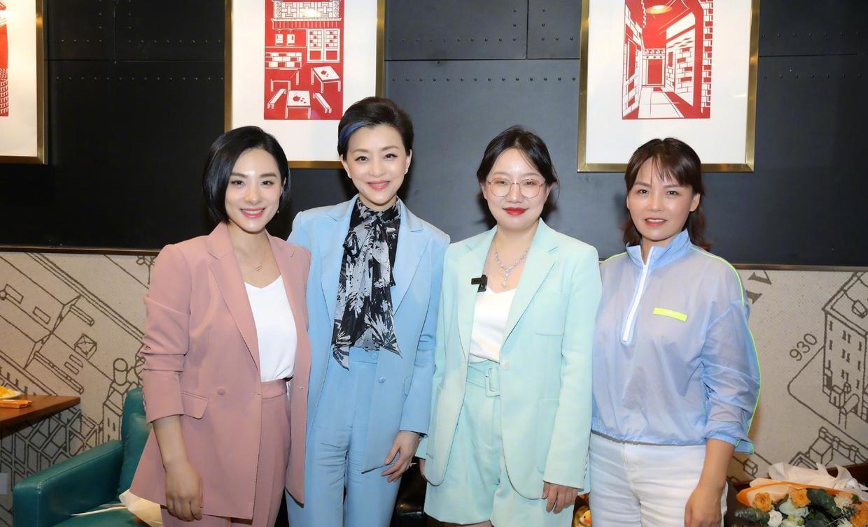 平底鞋|杨澜“阿姨圈顶流”,穿一袭黑色亮片礼服出席活动,高贵减龄