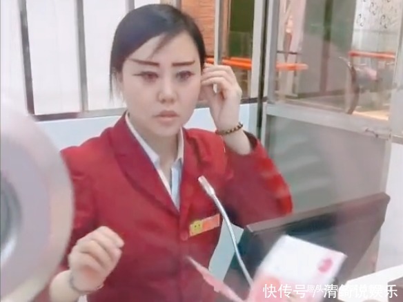 小姐姐画着一对关公眉，她抬头那一刻，才发现颜值跟眉毛没有关系