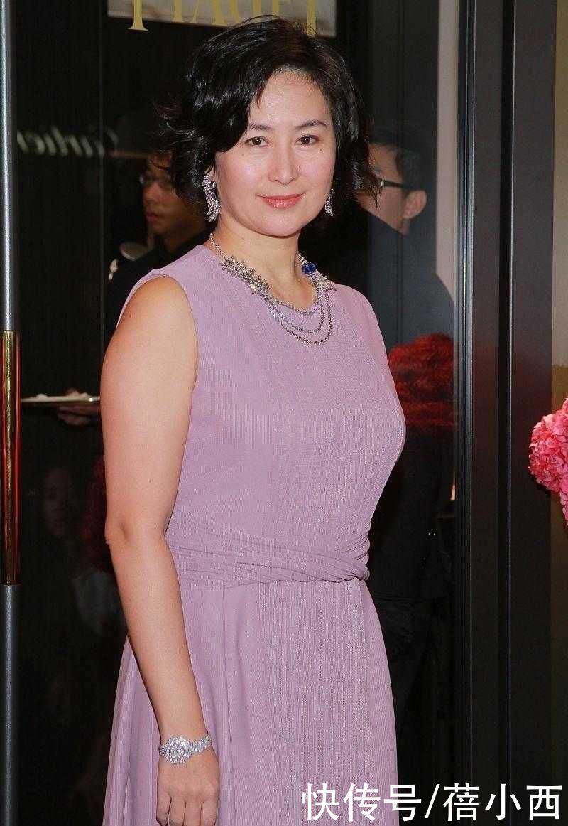 looks|何超琼根本不用扮嫩，穿浅紫色连衣裙配短卷发，气场很难被超越