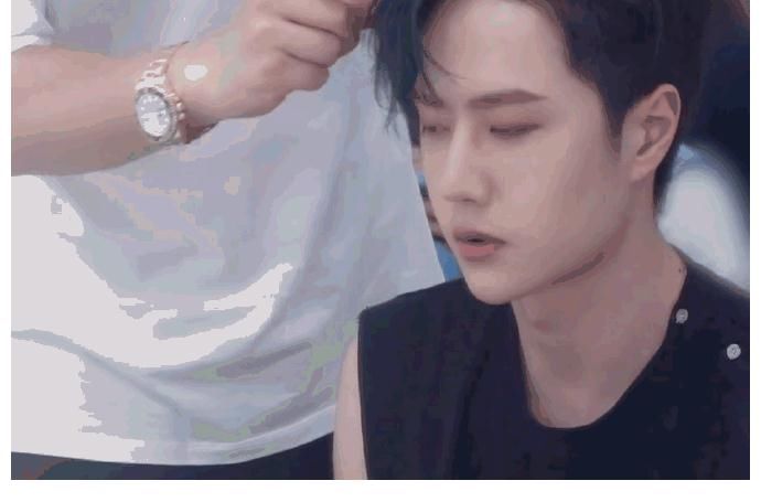 撩人|王一博無袖T太撩人了，隨便一扭都好好看啊，王一博最帥！