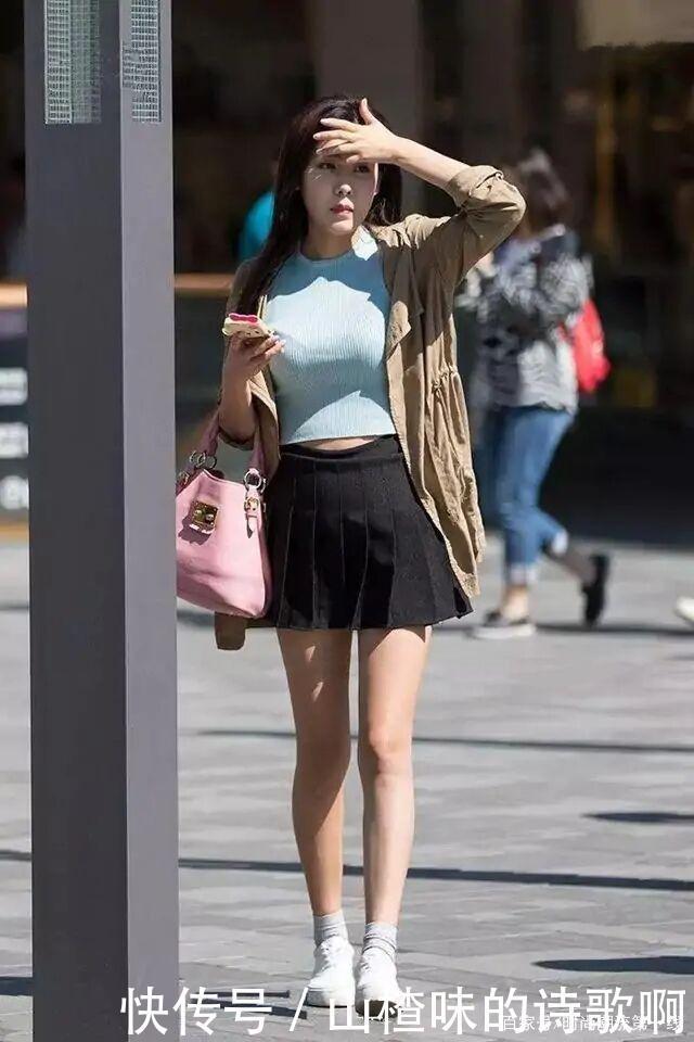“A字裙”过时了,百褶裙才更受青睐,纯粹为了秀“筷子腿”!