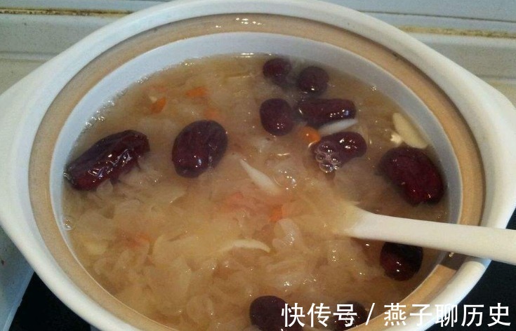 煮银耳只会剪碎可不行，牢记2点小窍门，20分钟出胶，黏稠感好