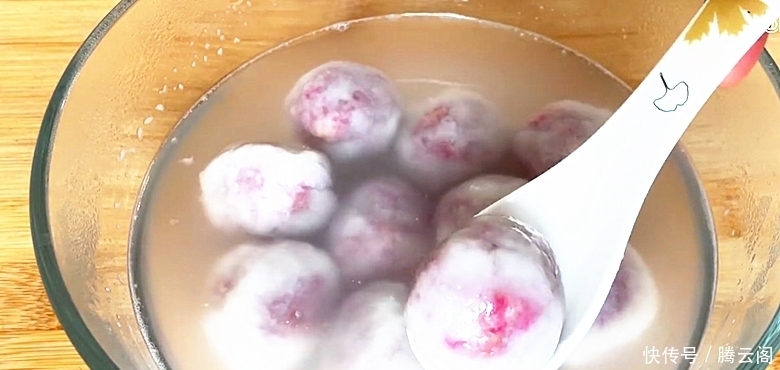 把火龙果倒入滚烫的开水中,瞬间变美食,孩子们就爱这样吃,真香