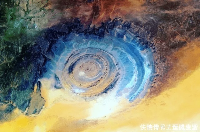 美国宇航员惊恐发现，地球上出现一只“巨眼”，正死死盯着太空