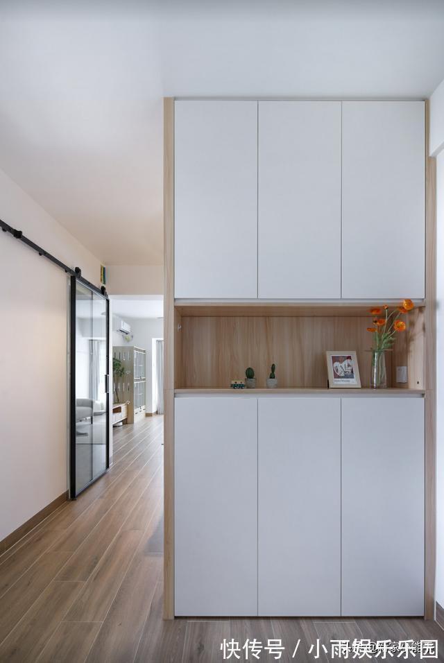 极简|看了他家才知道,全屋刮大白,没安装吊顶不做电视墙,极简又耐看