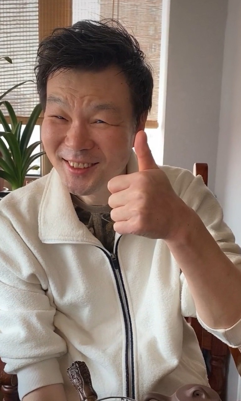 57岁主持人李彬患重病,因吃药眼肿成一条缝,曾比何炅汪涵还火