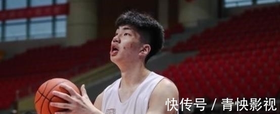 余嘉豪|13+8！男篮未来有人了，18岁中锋对飙周琦+大韩，姚明看着你爆发