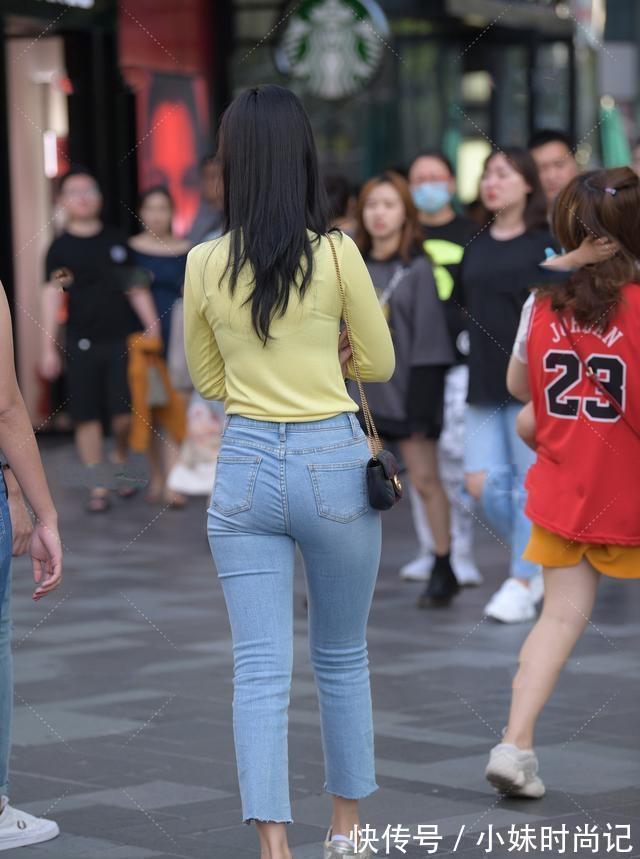 蕾丝|黄色活泼上衣搭配浅蓝色牛仔裤,自然舒适,甜美动人