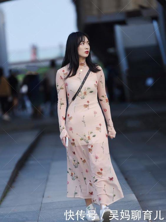 血色|小白鞋搭配修身碎花裙,优雅时尚,满满的青春少女感