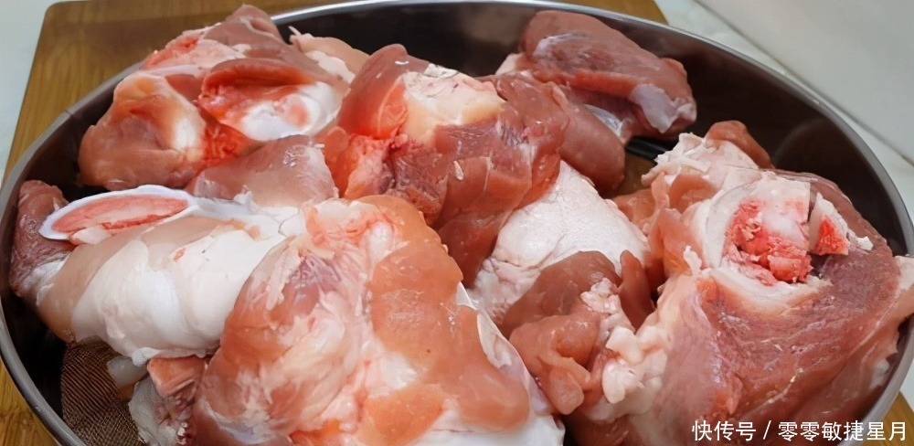 炖骨头汤,切记不要只加水,教你饭店不外传做法,汤鲜肉香无腥味!