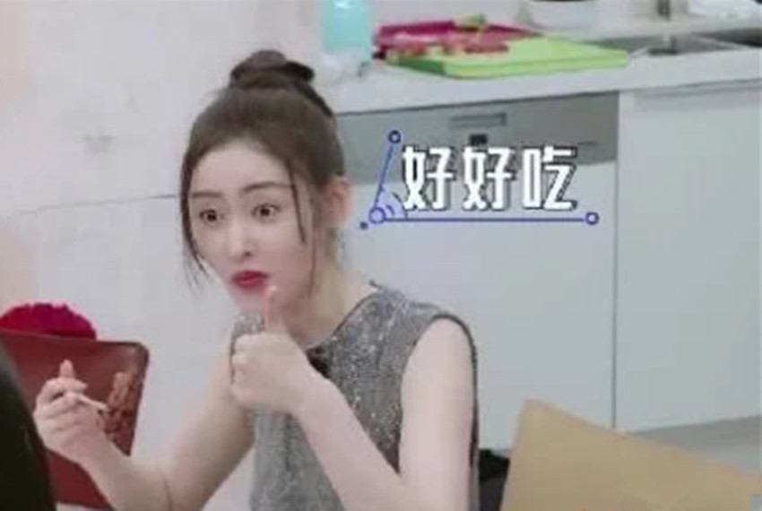 仪式感|有种用力过猛叫张天爱,在家做饭却穿晚礼服,网友:当三岁娃骗呢