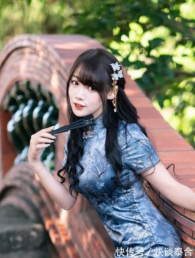 简约|微胖型身材,搭配黑色短袖衫配破洞牛仔裤,简约显瘦穿出婀娜身姿