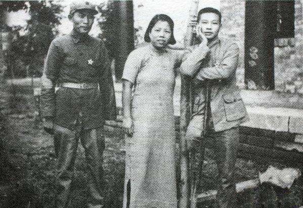 参谋长|红军团政委和参谋长腿都受重伤,跟部队走的成中将,留下的成百姓