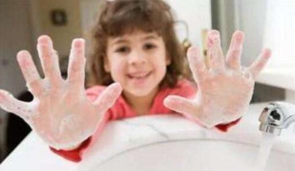 得知|8个月女宝宝身上臭味不消，洗澡也不行，宝妈得知原因后悔不已