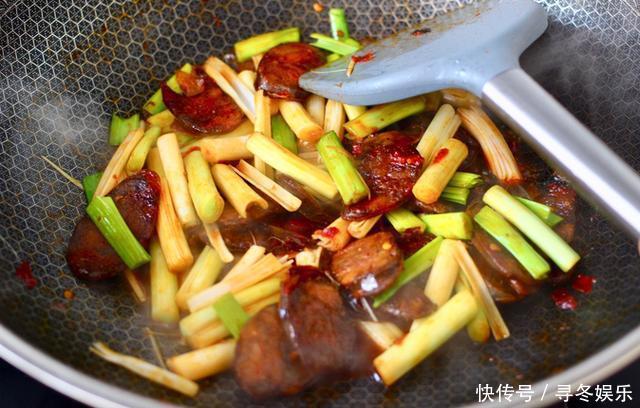  年夜饭里的下酒菜，腊肠炒蒜苗，新手小白也容易学会