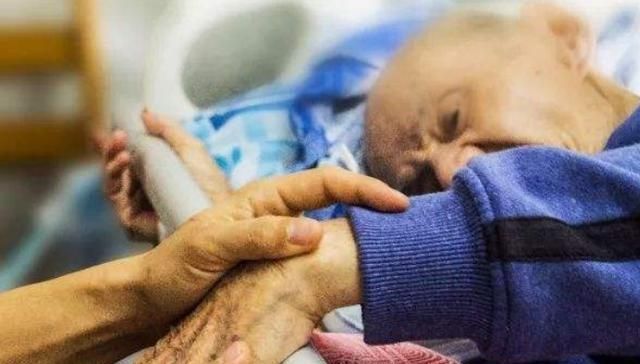 父母|第一批“独生子女”现在怎么样了?父母已年老,孩子也撑不下去了