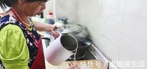 红糖水|糯米粉最好吃的做法，开水一烫，大刀一切，全家人都有爱吃