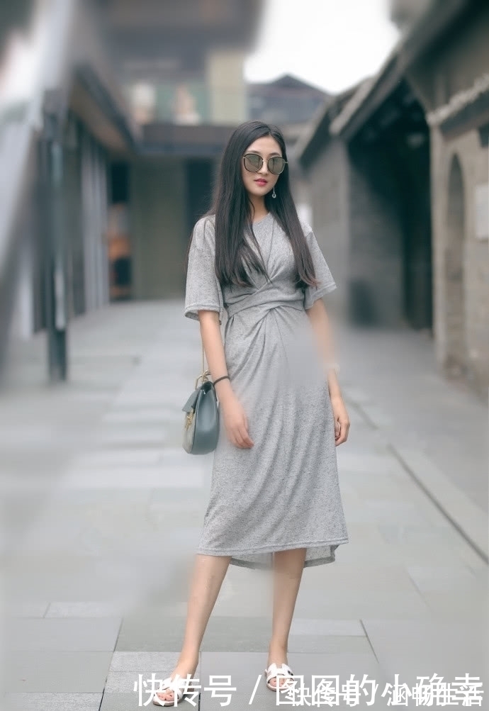 紧身|街拍:女孩穿着紧身短裙,一头黑色长发,有种邻家女孩的气质!