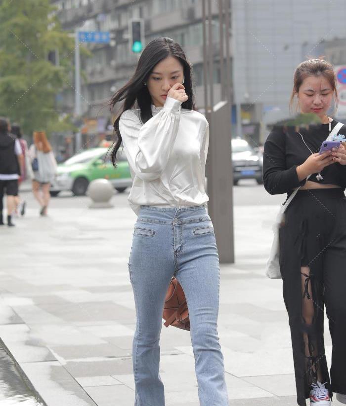 衬衫|美女“白色丝质长袖衬衫”搭配浅色牛仔裤,清爽舒适,气质十足